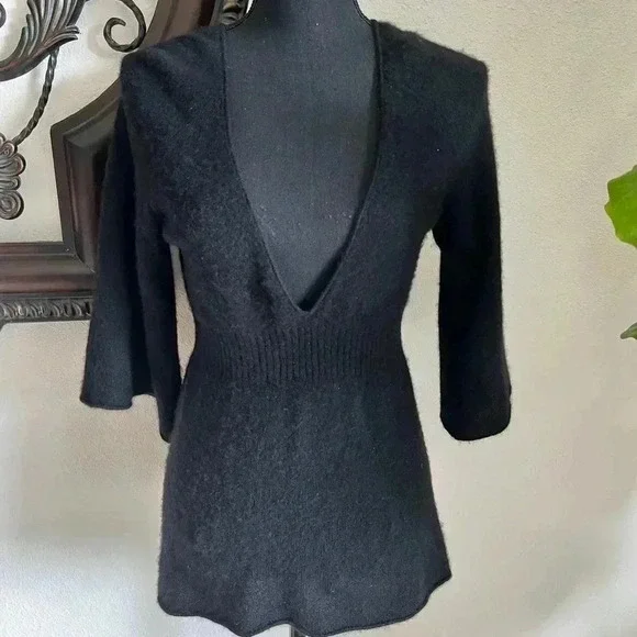 Aqua Women’s Black Low Cut 3/4 Bell Sleeve 100% Cashmere Sweater Jumper Medium - Picture 9 of 14